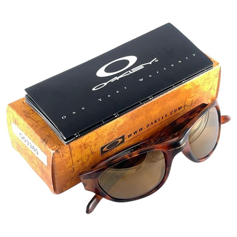 
New Vintage Oakley tortoise frog skin temples Sunglasses. Wrap Around sports frame with brown mirrored lenses.
New never worn or displayed. This item might show minor sign of wear due to storage.

Made in Usa