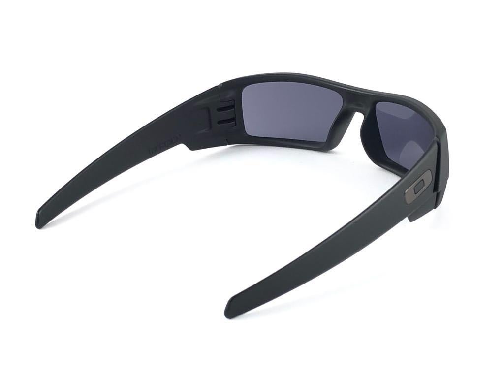 New Vintage Oakley GASCAN Matte Black 2005 Sunglasses  For Sale 5
