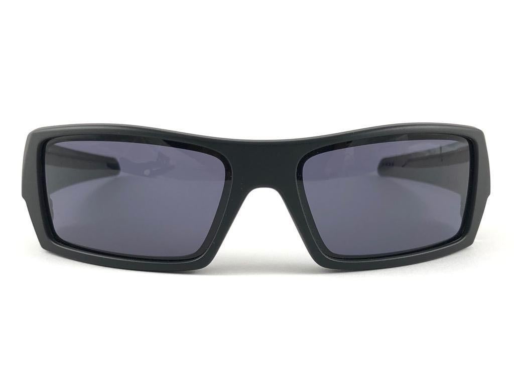 New Vintage Oakley GASCAN Matte Black 2005 Sunglasses  In New Condition For Sale In Baleares, Baleares