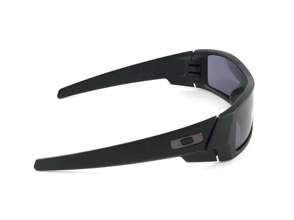 Women's or Men's New Vintage Oakley GASCAN Matte Black 2005 Sunglasses  For Sale