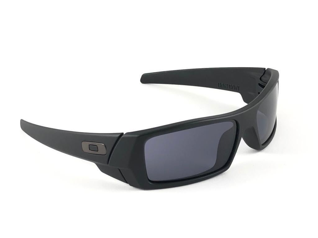 New Vintage Oakley GASCAN Matte Black 2005 Sunglasses  For Sale 2