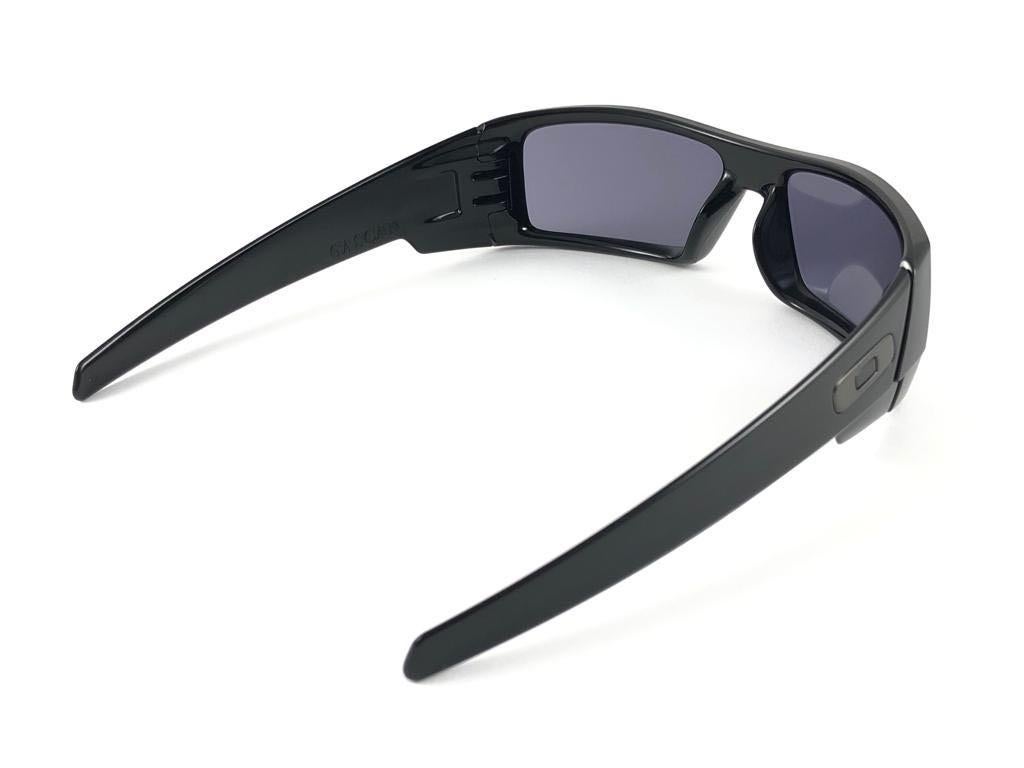 New Vintage Oakley GASCAN Polished Black 2005 Sunglasses  For Sale 3