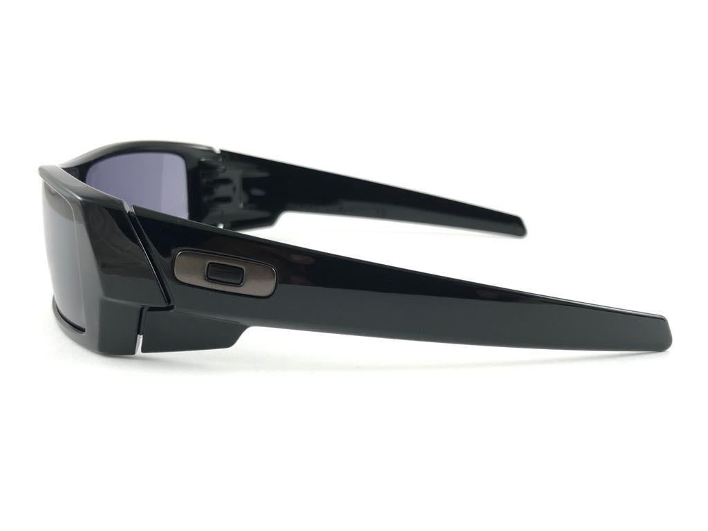 New Vintage Oakley GASCAN Polished Black 2005 Sunglasses For Sale 4
