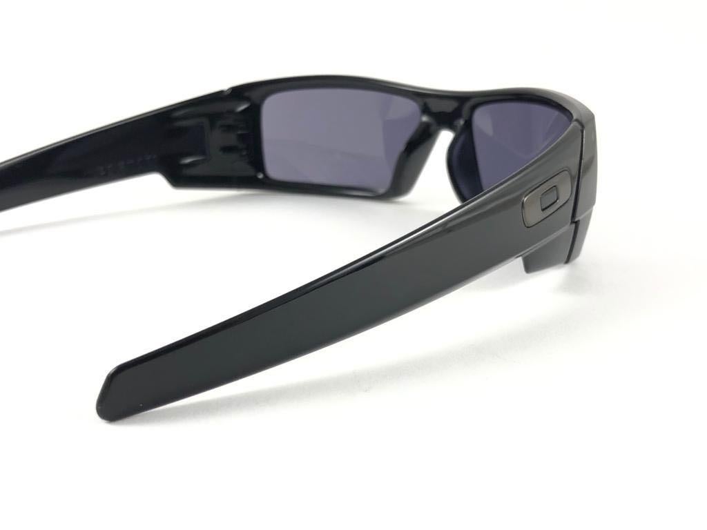 New Vintage Oakley GASCAN Polished Black 2005 Sunglasses For Sale 7