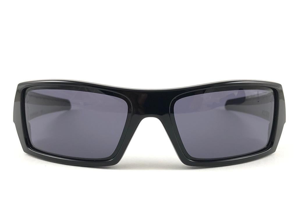 
Nouveau Vintage Gascan Sunglasses. Monture sport noire polie avec verres iridium noirs.
Neuf, jamais porté ou exposé. Cet article peut présenter des signes mineurs d'usure dus au stockage.
Livré avec sa boîte et ses papiers d'origine comme