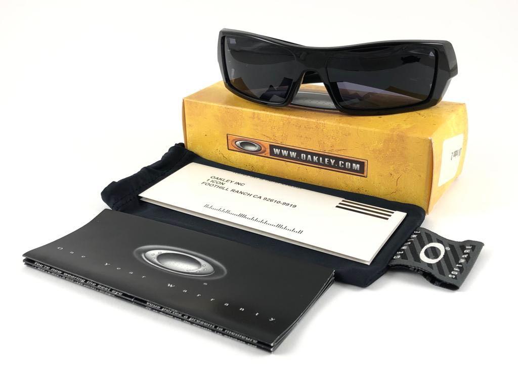 New Vintage Oakley GASCAN Polished Black 2005 Sunglasses  In New Condition For Sale In Baleares, Baleares