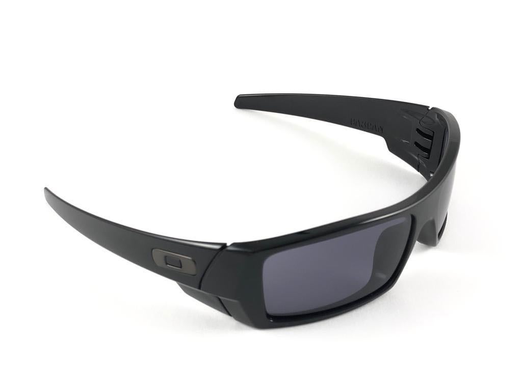 New Vintage Oakley GASCAN Polished Black 2005 Sunglasses For Sale 1