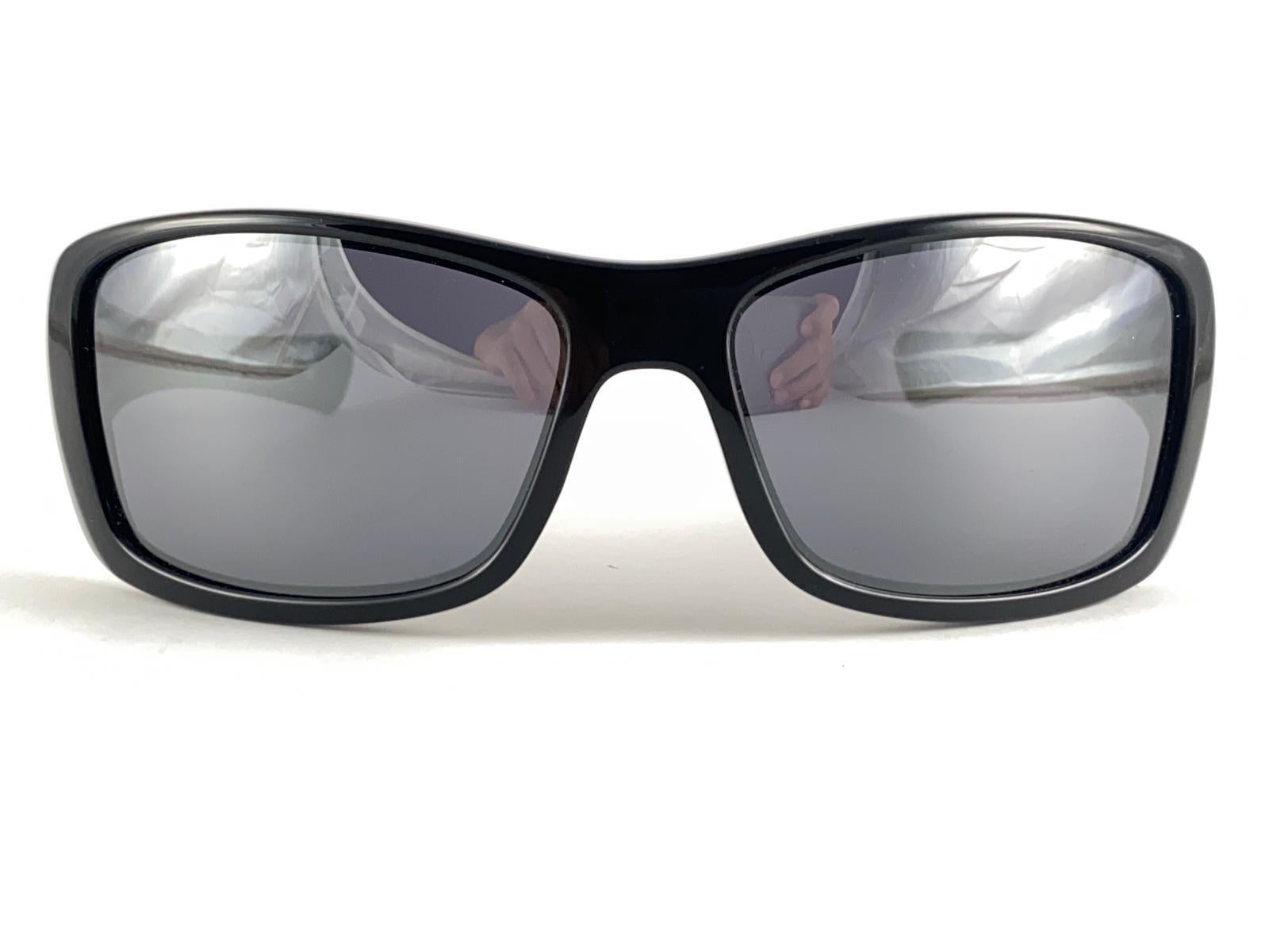 
Nuevas gafas de sol vintage Oakley Hijinx con montura negra. Montura deportiva negra pulida con lentes espejadas.
Nuevo, nunca usado ni expuesto. Este artículo puede mostrar pequeños signos de desgaste debido al almacenamiento.

Fabricado en EE.UU.