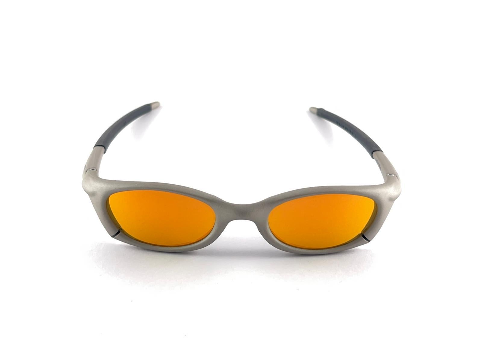 
New Vintage Oakley Magnesium Mag Four S Plasma Spring Hinges
New Never Worn Or Displayed. This Item Might Show Minor Sign Of Wear Due To Storage


Made In Usa


Front                                  14 Cms
Lens Height                     2.7