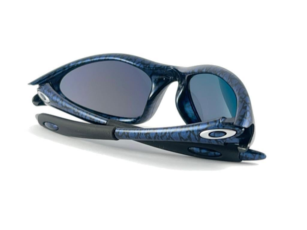 
New Vintage Oakley Minute Sunglasses. Blue Marbled sports frame with mirrored lenses.
New never worn or displayed. This item might show minor sign of wear due to storage.

Made in Usa