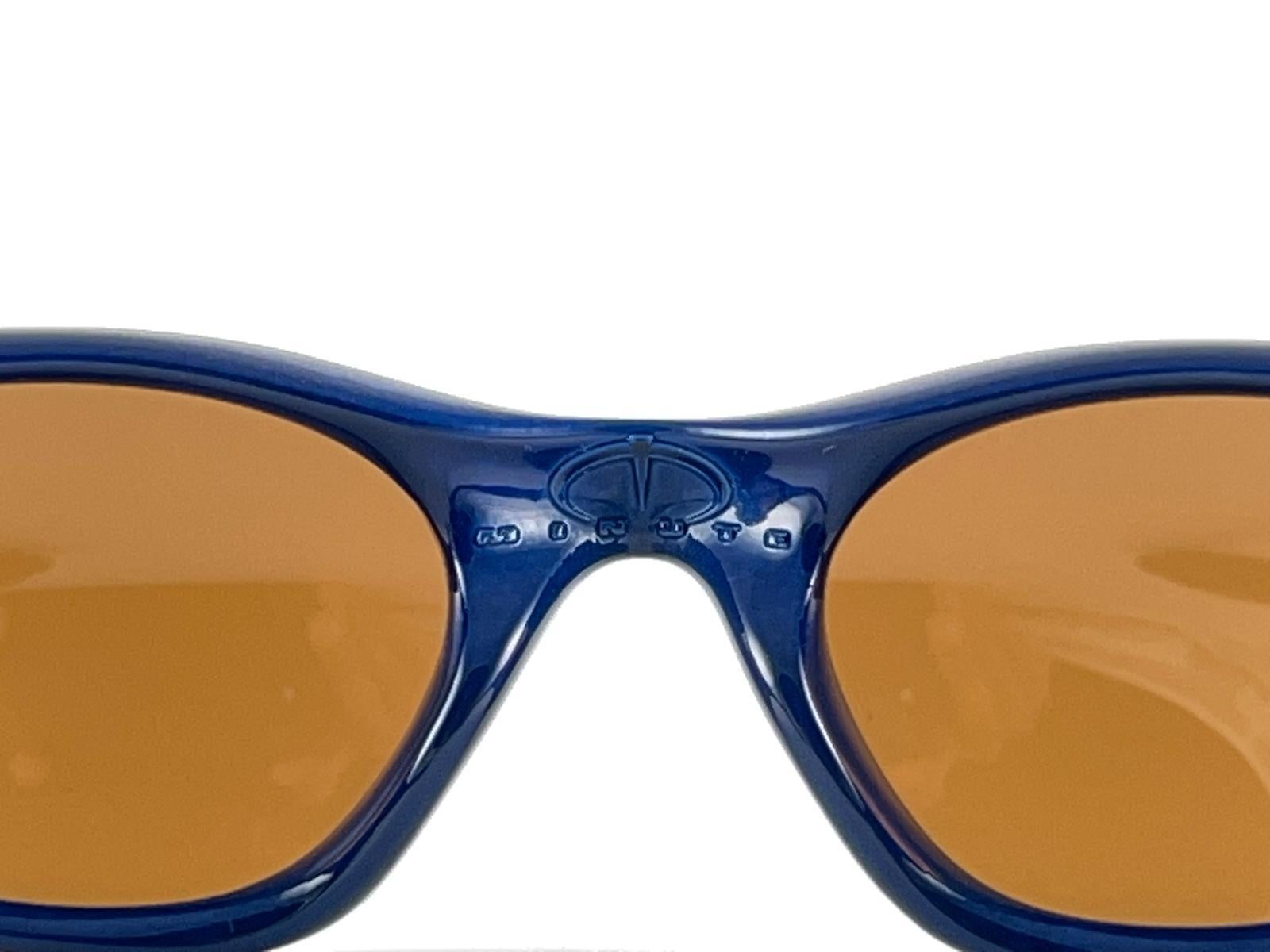 Neu Vintage Oakley Minute Metallic Blau Polarisierte Linsen 2000er Sonnenbrille, Vintage  im Zustand „Neu“ im Angebot in Baleares, Baleares