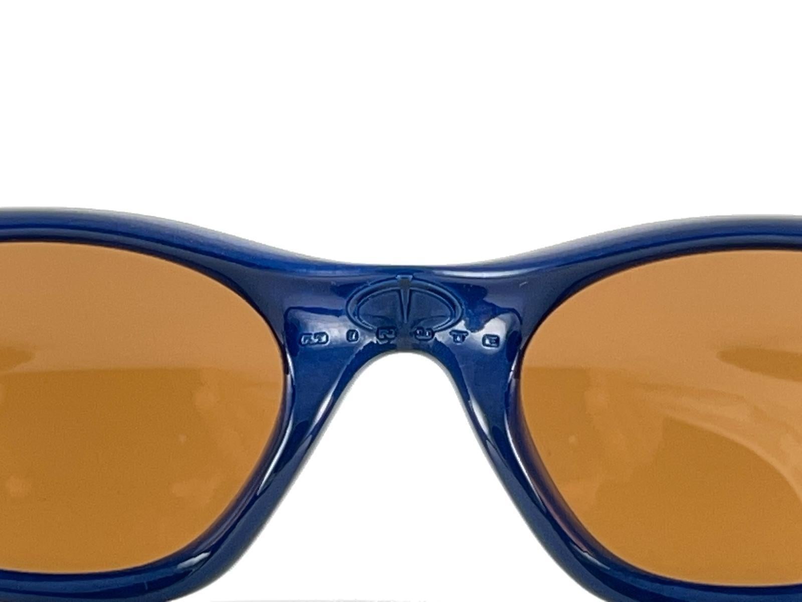 Marrone New Vintage Oakley Minute Metallic Blue Lenti Polarizzate Anni 2000 Occhiali da sole in vendita