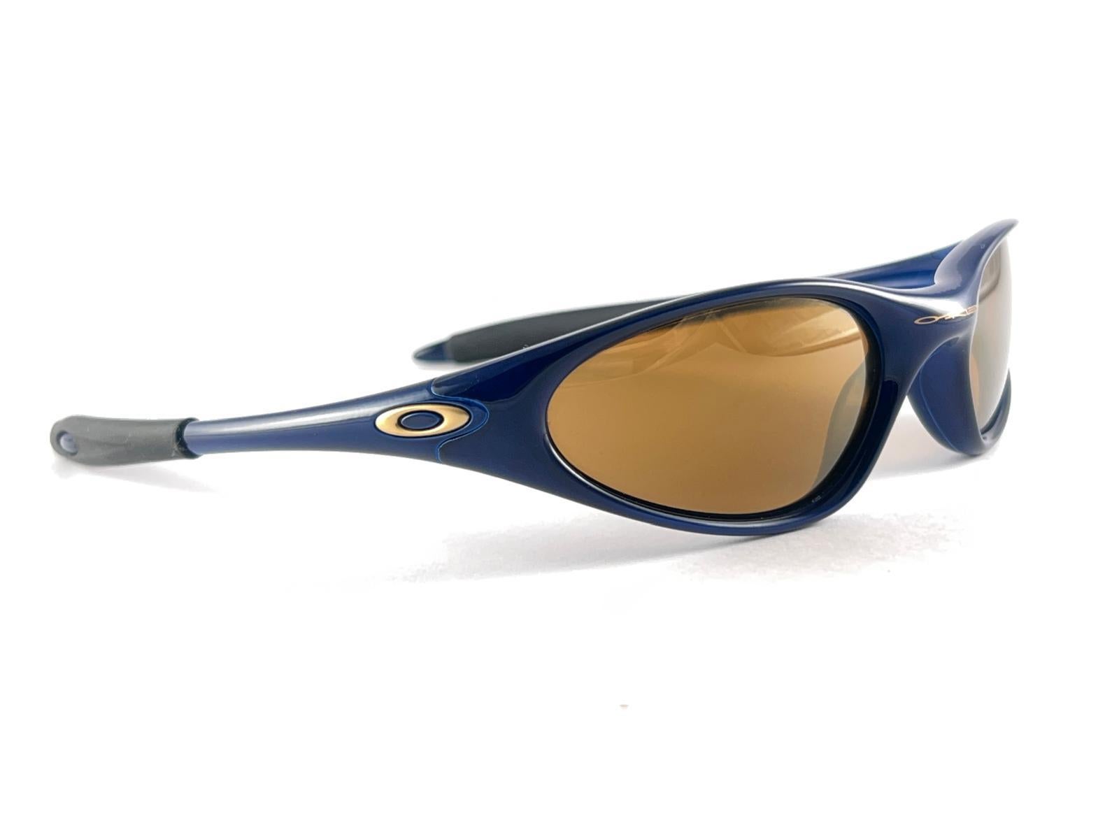 Neu Vintage Oakley Minute Metallic Blau Polarisierte Linsen 2000er Sonnenbrille, Vintage  für Damen oder Herren im Angebot