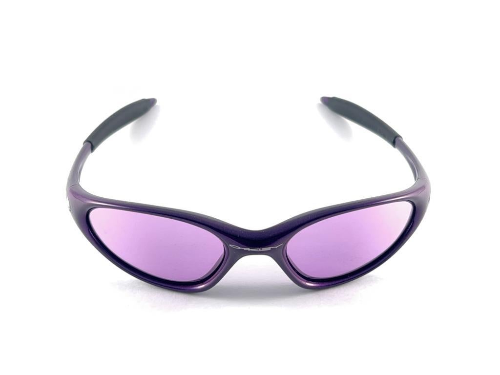 
New Vintage Oakley Minute Purple Frame Sunglasses. Wrap Frame With Mirror Lenses.
New Never Worn Or Displayed. This Item Might Show Minor Sign Of Wear Due To Storage.
Comes With Its Original Box And Papers As Pictured.
Made In Usa
