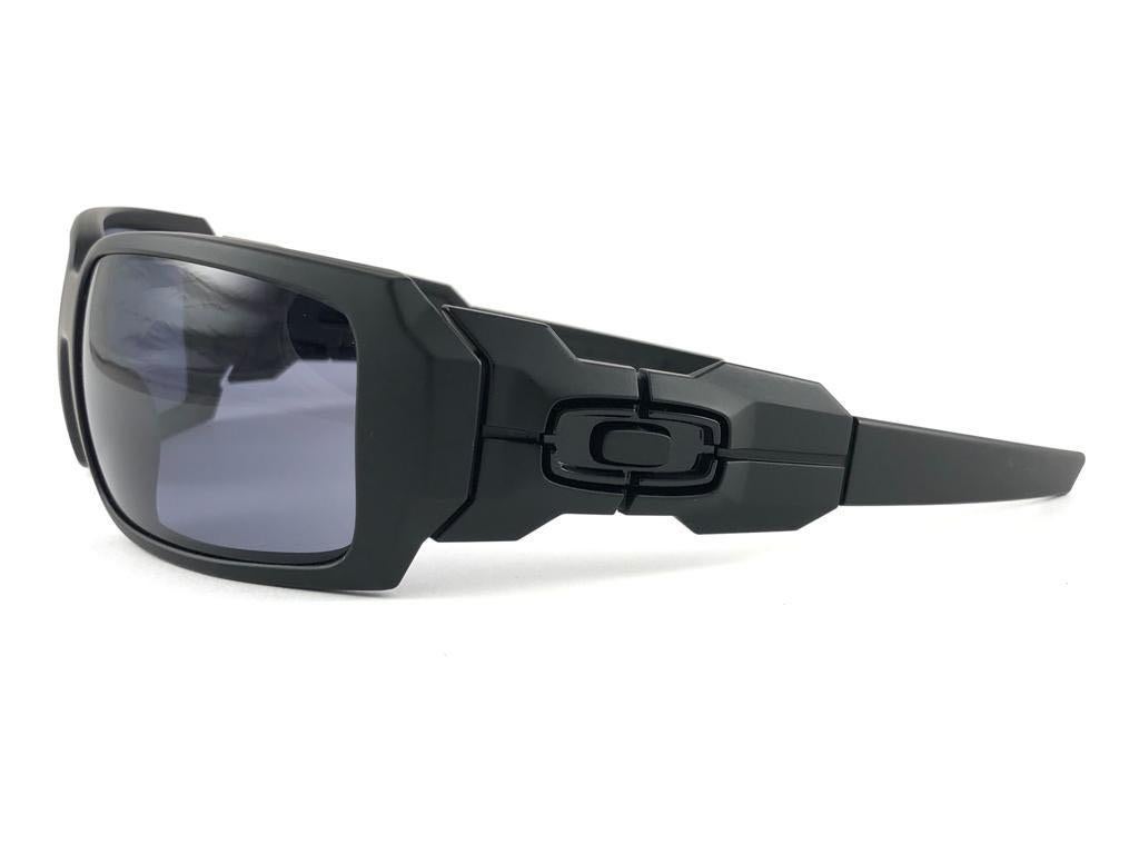 Women's or Men's New Vintage Oakley Oil Drum Black Polarized Lens 2005 Sunglasses
