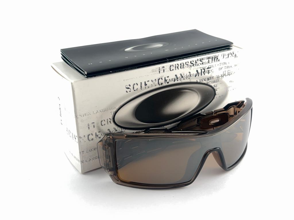
New Vintage Oakley Oil Rig Frame Sunglasses. Wrap Brown Smoke frame with bronze  lenses.
New never worn or displayed. This item might show minor sign of wear due to storage.
Comes with its original box and papers as pictured.
Made in Usa