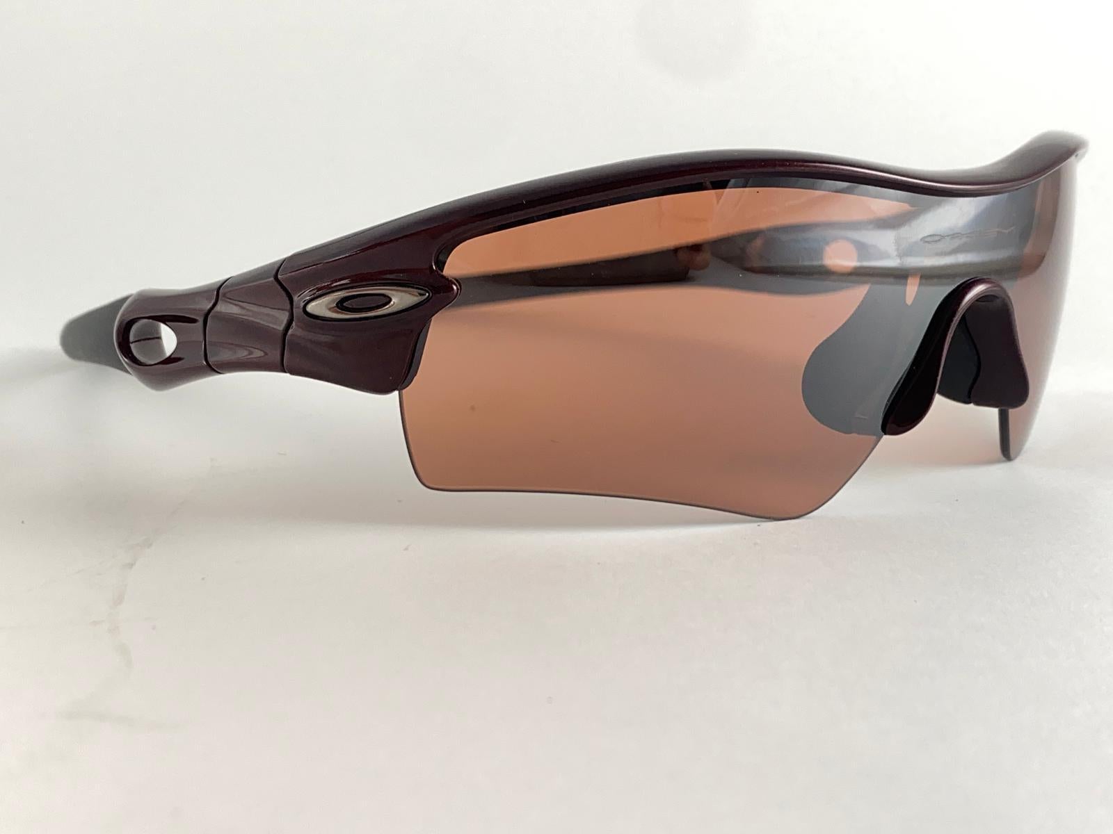 New Vintage Oakley Radar Burgundy Frame Rose Lens 1999 Sunglasses in vendita 3