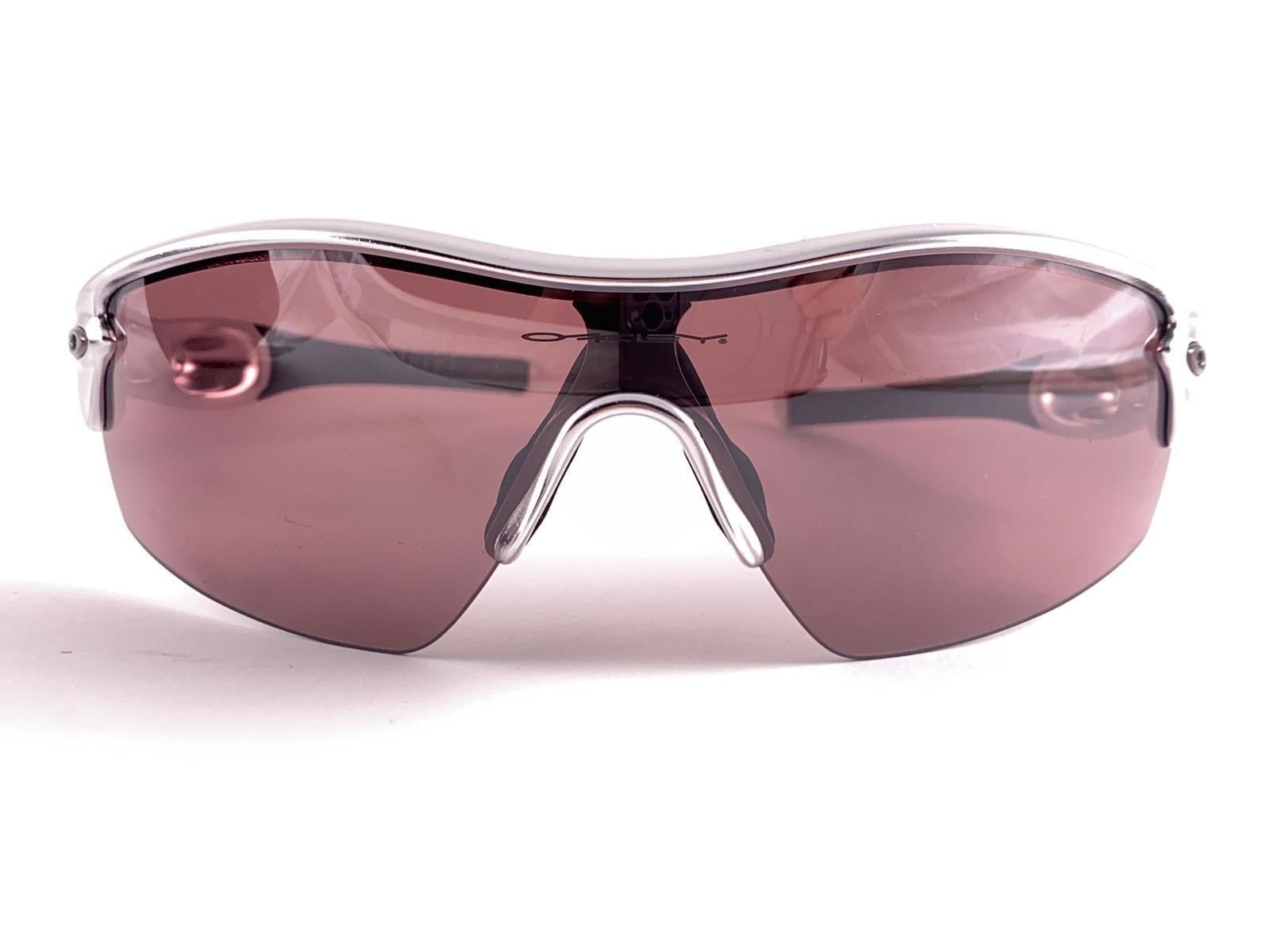 
New Vintage Oakley Radar Frame Sunglasses. Wrap around silver matte sports frame with medium rose mirrored   lenses.
New never worn or displayed. This item might show minor sign of wear due to storage.

Made in Usa