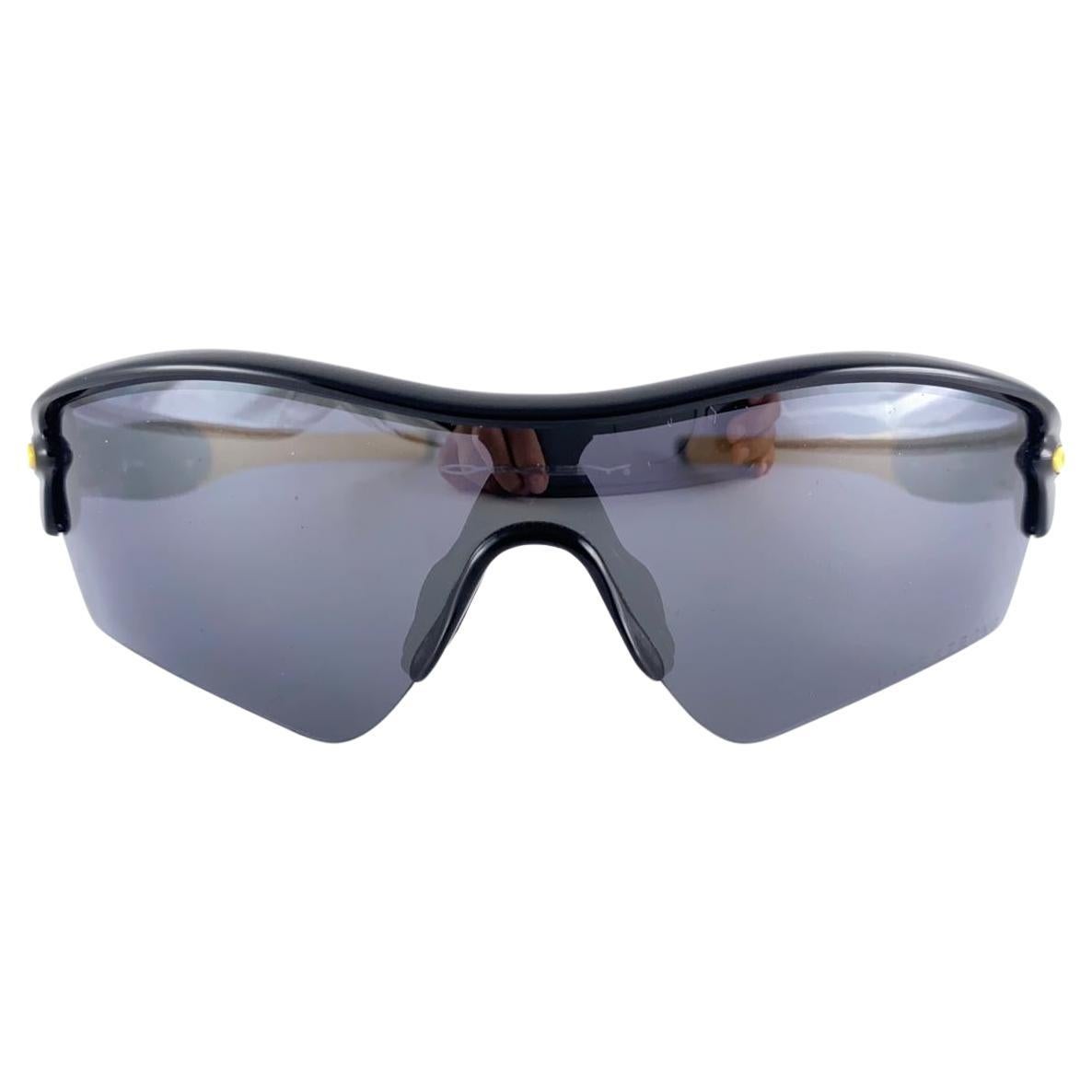 
New Vintage Oakley Radar Yellow & Black Sunglasses. Monture sportive enveloppante avec verres miroirs.
Neuf, jamais porté ni exposé. Cet article peut présenter des signes mineurs d'usure dus au stockage.

Fabriqué en Usa