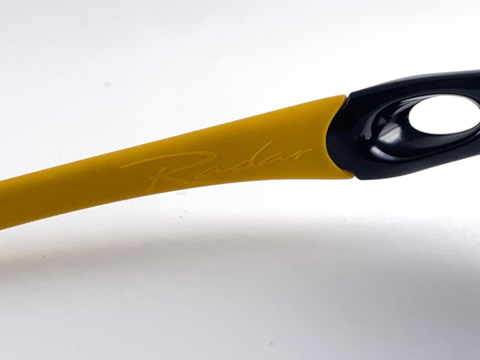 Gris New Vintage Oakley Radar Yellow Frame Grey Lens 1999 Sunglasses en vente