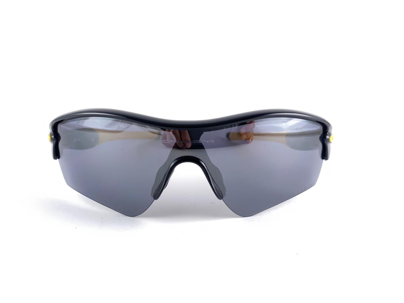 New Vintage Oakley Radar Yellow Frame Grey Lens 1999 Sunglasses Unisexe en vente
