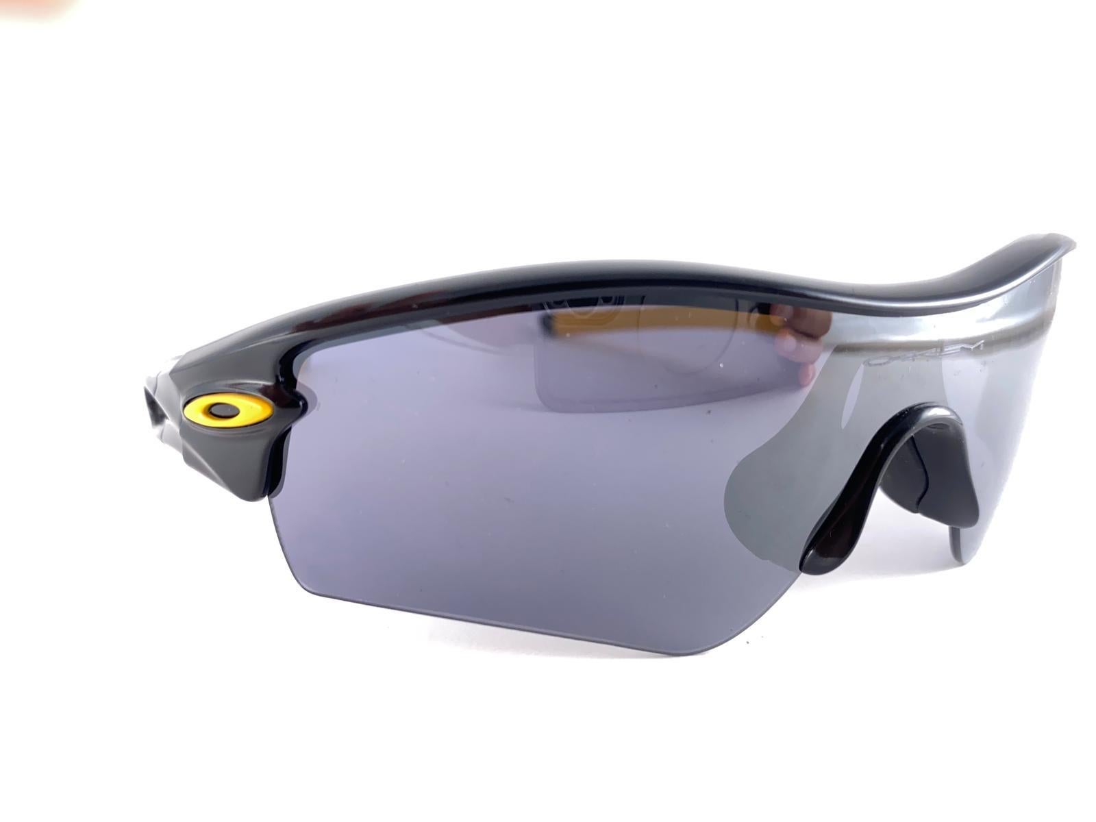 New Vintage Oakley Radar Yellow Frame Grey Lens 1999 Sunglasses en vente 1