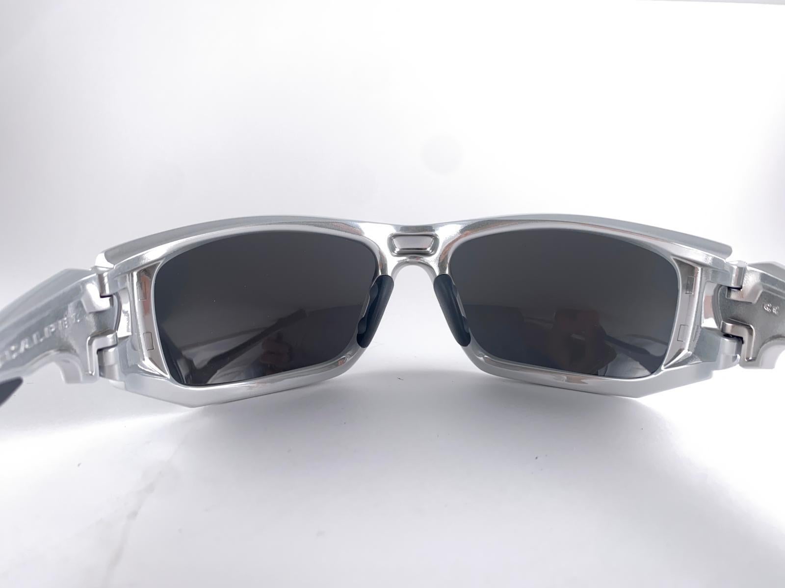 New Vintage Oakley Scalpel Silver Frame Blue Mirrored Lens 1999 Sunglasses In New Condition For Sale In Baleares, Baleares