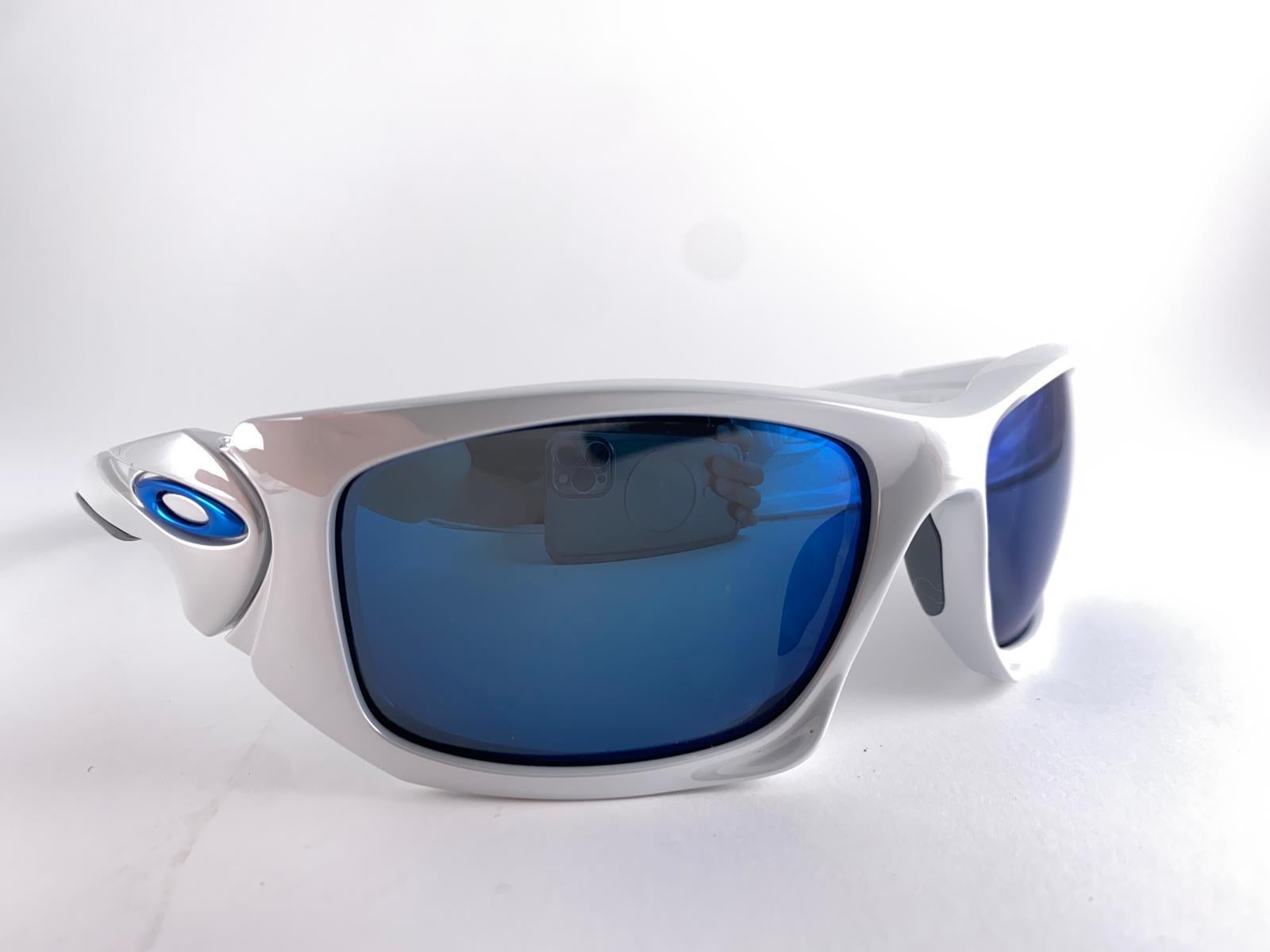 Women's or Men's New Vintage Oakley Scalpel Silver Frame Blue Mirrored Lens 1999 Sunglasses For Sale