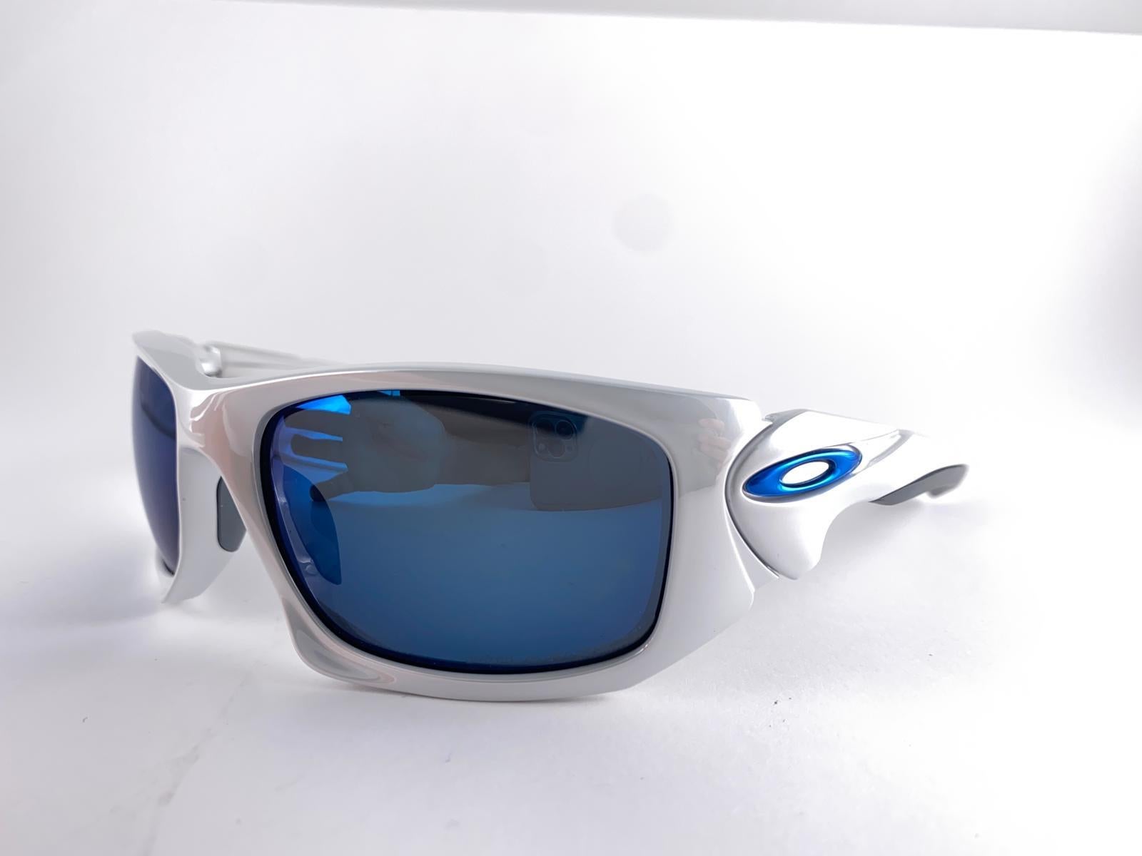 New Vintage Oakley Scalpel Silver Frame Blue Mirrored Lens 1999 Sunglasses For Sale 2