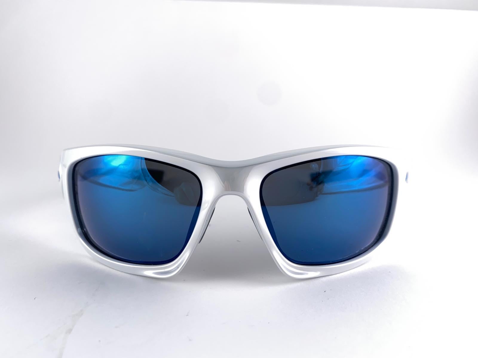 New Vintage Oakley Scalpel Silver Frame Blue Mirrored Lens 1999 Sunglasses For Sale 3