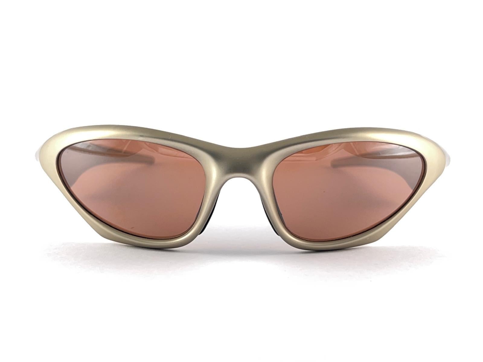 
New Vintage Oakley Scar Sunglasses.
New never worn or displayed. This item might show minor sign of wear due to storage.
Comes with its original box as pictured.


Made in Usa



Front                                15 Cms
Lens Height              