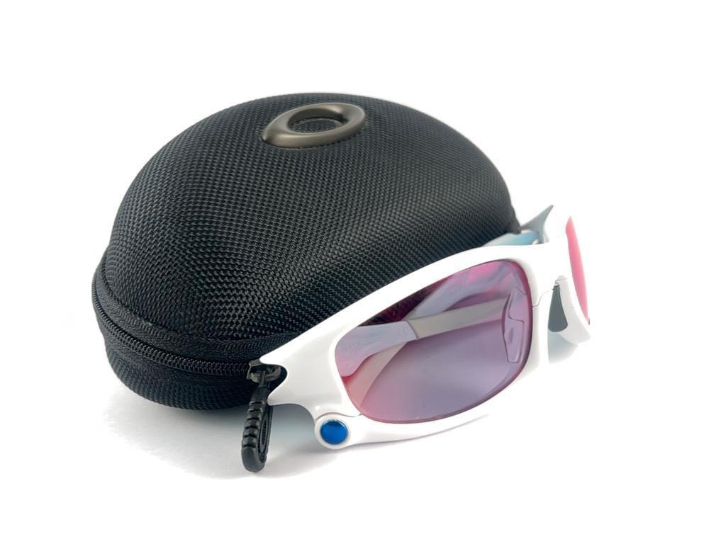 
New Vintage Oakley split jacket Frame Design WithQuick Release System For Easy Lens Swaps And It Comes With Two Pairs Of Changable Lenses Sunglasses. 

Comes With Its Original Box.

This item may show minor sign of wear due to storage.

Made In Usa