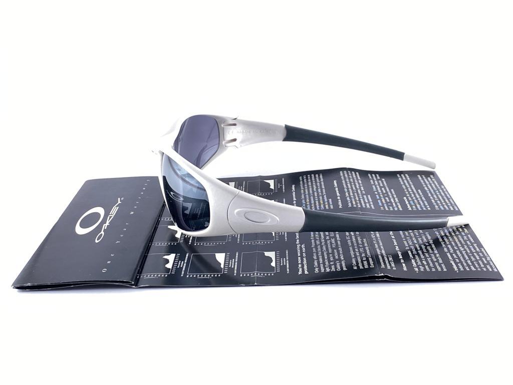 New Vintage Oakley Straight White 2000's Sunglasses  In New Condition For Sale In Baleares, Baleares