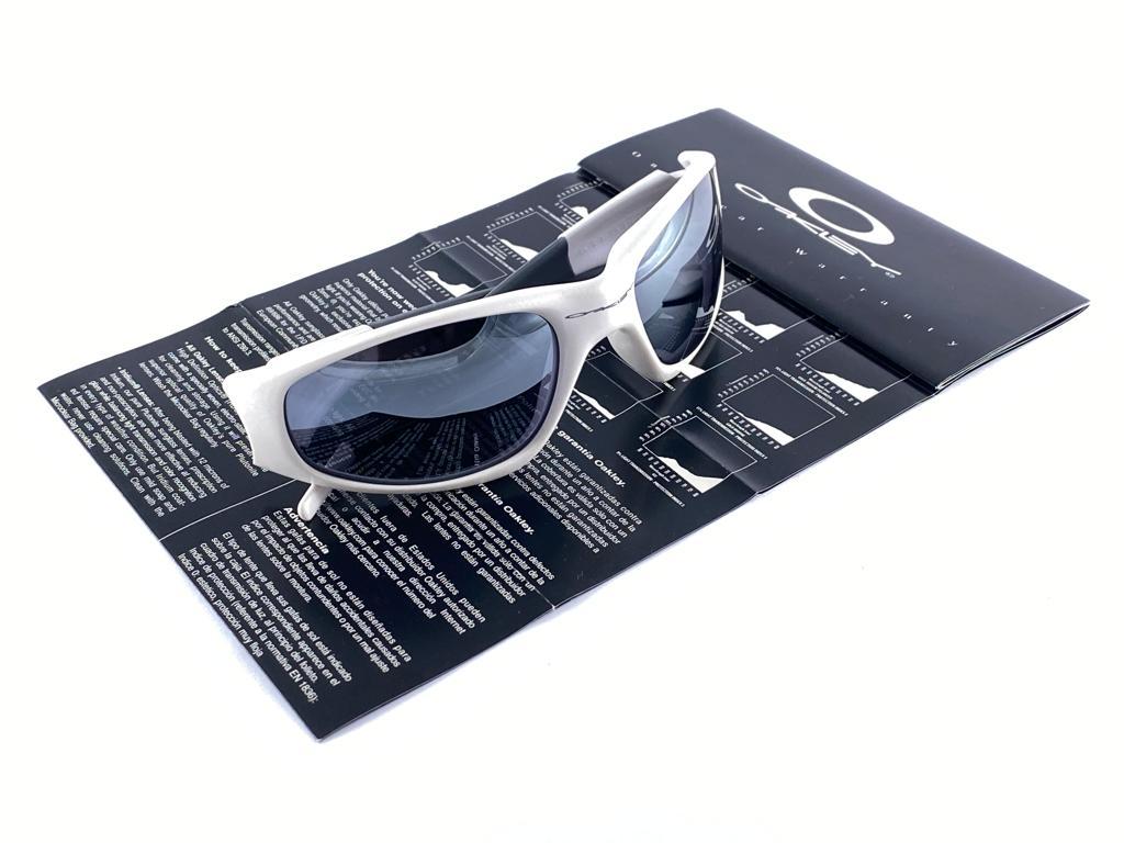 New Vintage Oakley Straight White 2000's Sunglasses  For Sale 3