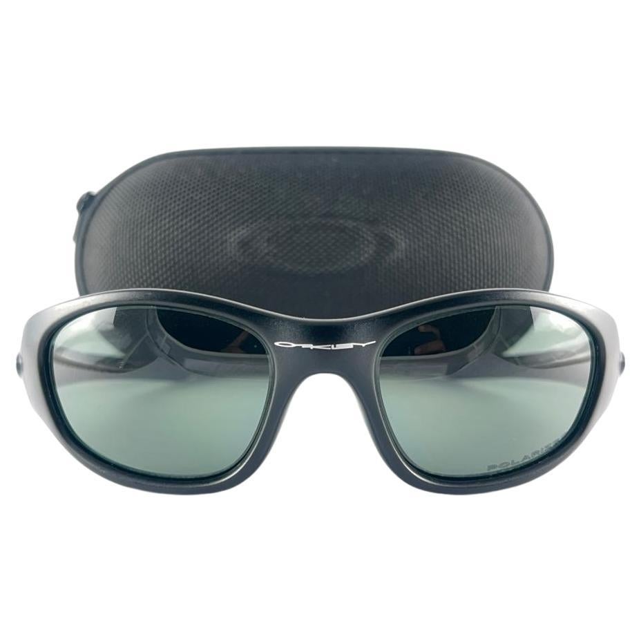 
New Vintage Oakley TEN Frame Sunglasses. Cadre noir enveloppant.
Neuf, jamais porté ni exposé. Cet article peut présenter des signes mineurs d'usure dus au stockage.
Livré avec sa boîte d'origine et ses papiers, comme illustré.
Fabriqué en Usa