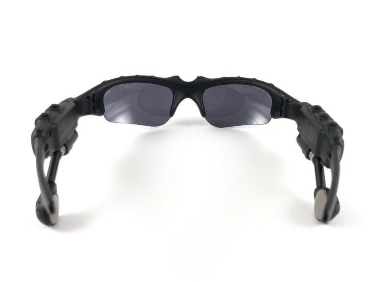 New Vintage Oakley Thump 128MB MP3 Black Iridium Lenses 2003 Sunglasses For  Sale at 1stDibs