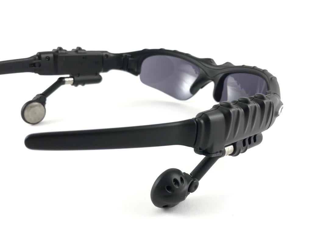 New Vintage Oakley Thump 128MB MP3 Black Iridium Lenses 2003 Sunglasses In New Condition In Baleares, Baleares