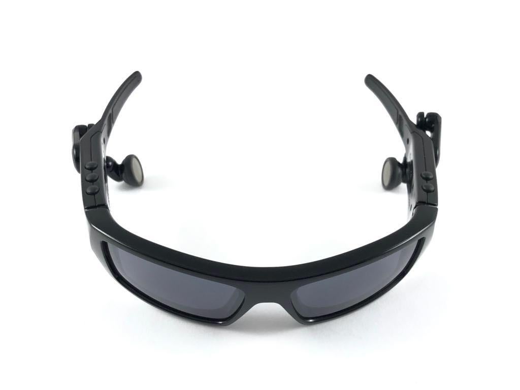 Oakley Thump 512MB MP3 lunettes de soleil vintage à lunettes gazeuses noires avec éclats en iridium, 2003  en vente 5