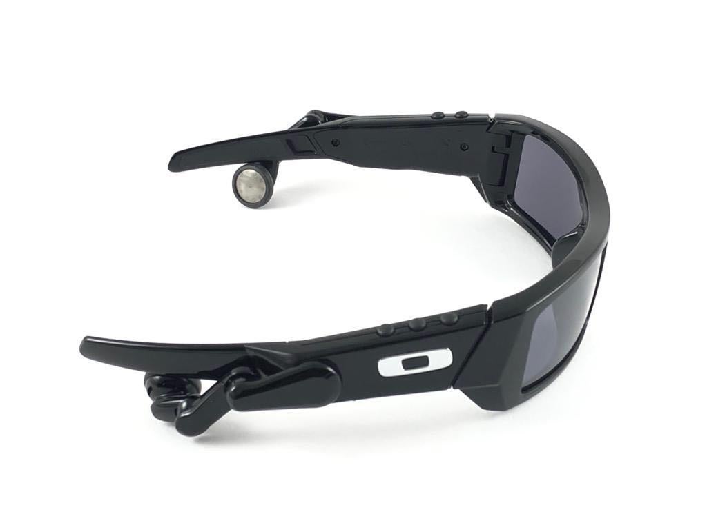 Oakley Thump 512MB MP3 lunettes de soleil vintage à lunettes gazeuses noires avec éclats en iridium, 2003  en vente 6