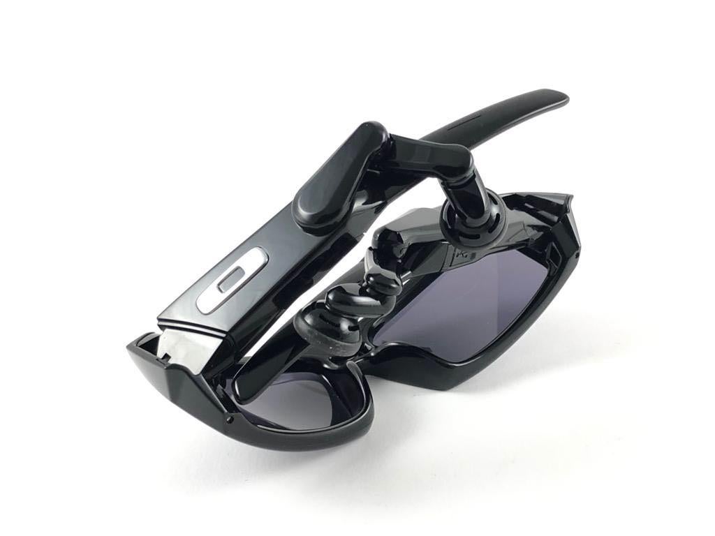 Oakley Thump 512MB MP3 lunettes de soleil vintage à lunettes gazeuses noires avec éclats en iridium, 2003  en vente 7