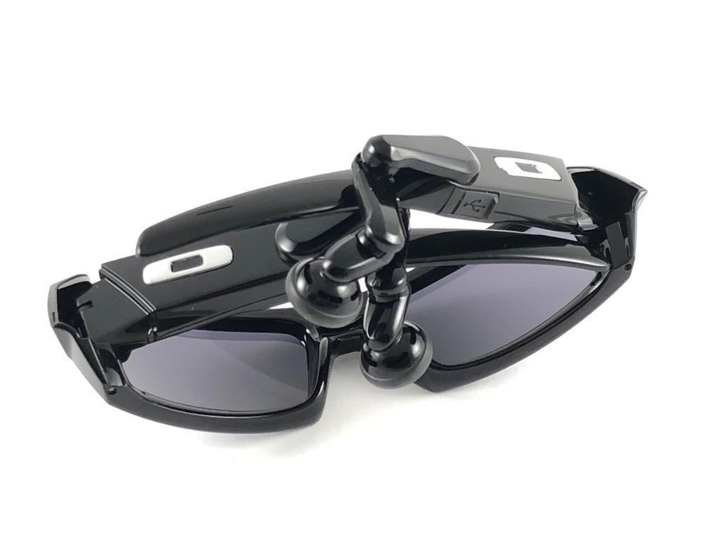 Oakley Thump 512MB MP3 lunettes de soleil vintage à lunettes gazeuses noires avec éclats en iridium, 2003  en vente 8