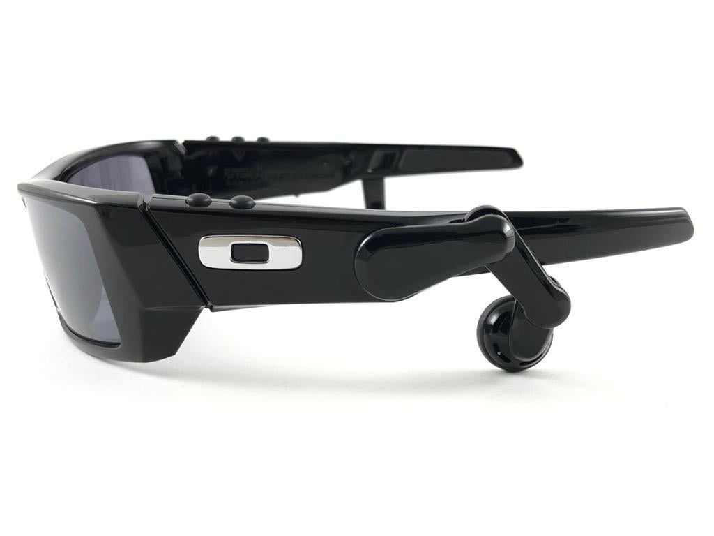 Beige Oakley Thump 512MB MP3 lunettes de soleil vintage à lunettes gazeuses noires avec éclats en iridium, 2003  en vente