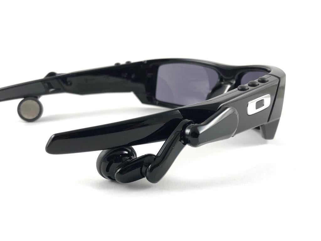 Oakley Thump 512MB MP3 lunettes de soleil vintage à lunettes gazeuses noires avec éclats en iridium, 2003  en vente 1