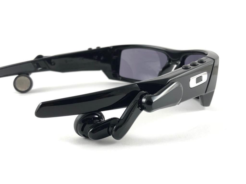 New Vintage Oakley Thump 512MB MP3 Gascan Black Iridium Lenses 2003 Sunglasses In New Condition In Baleares, Baleares