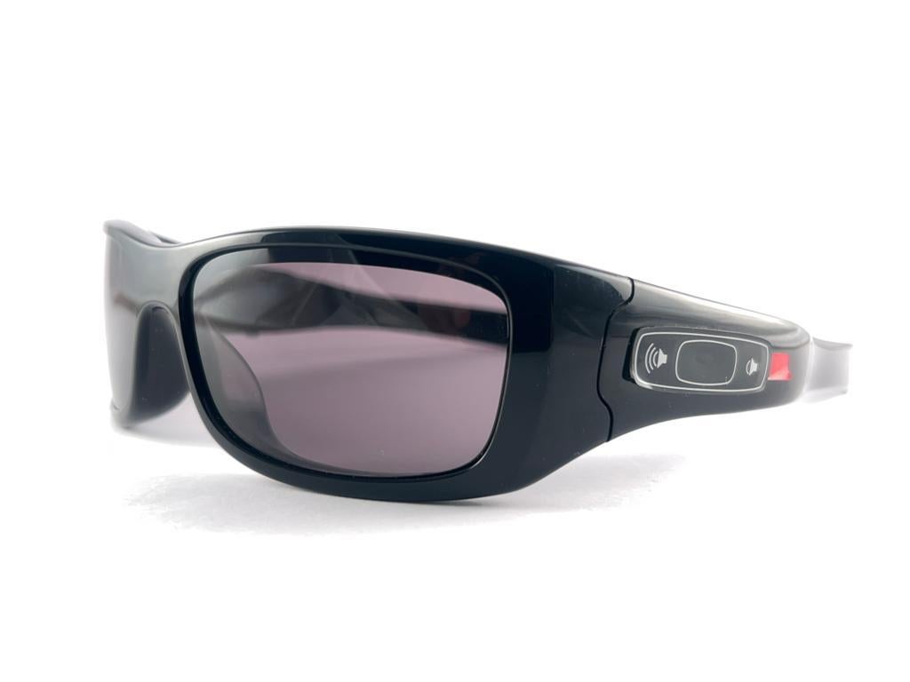 New Vintage Oakley Thump 512MB MP3 Polished Black Lense 2003 Sunglasses  In New Condition For Sale In Baleares, Baleares