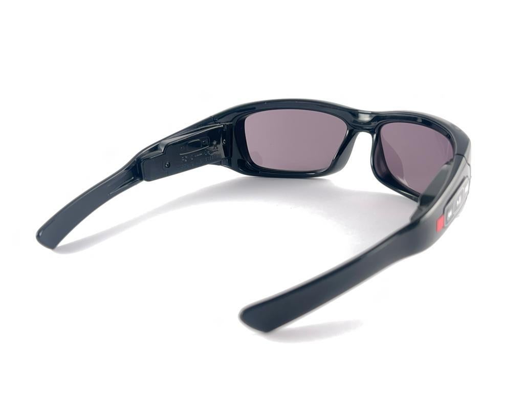 Women's or Men's New Vintage Oakley Thump 512MB MP3 Polished Black Lense 2003 Sunglasses  For Sale