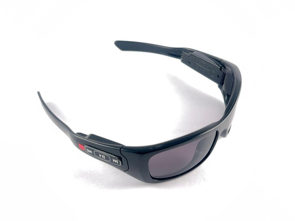 New Vintage Oakley Thump 512MB MP3 Polished Black Lense 2003 Sunglasses  For Sale 1