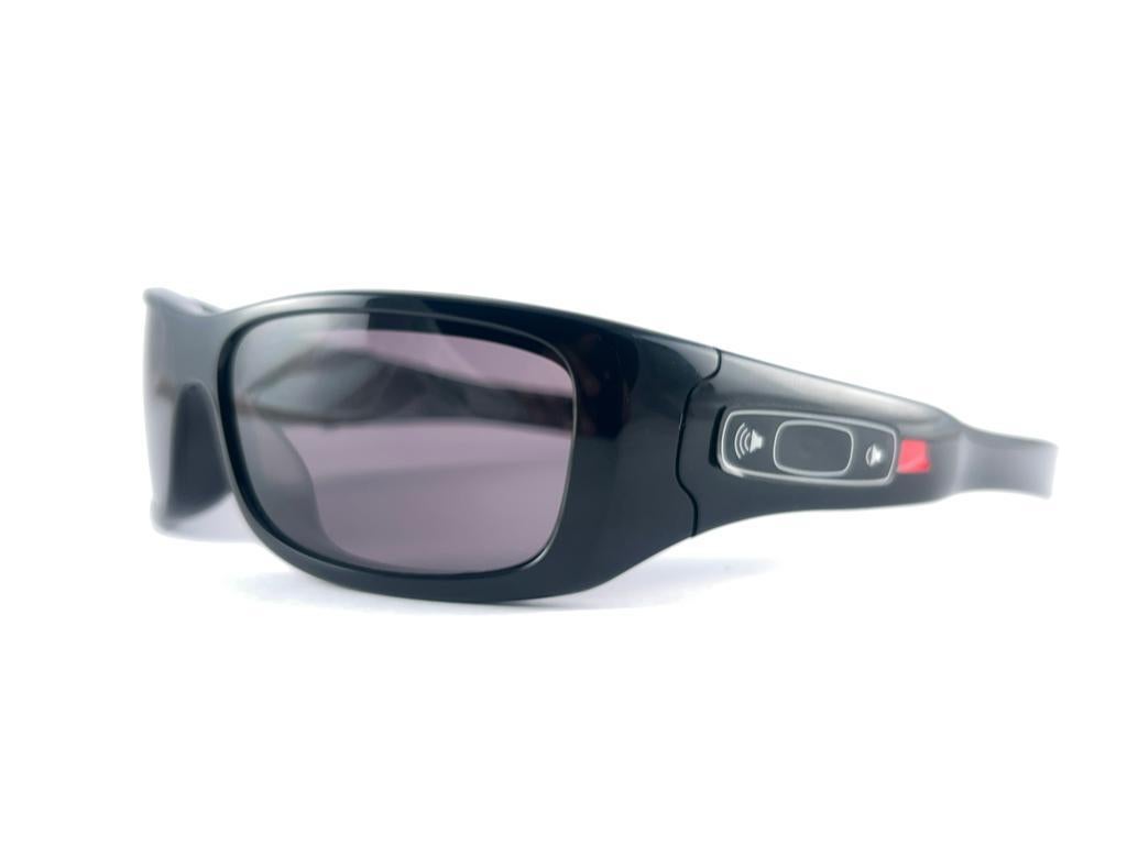 New Vintage Oakley Thump 512MB MP3 Polished Black Lense 2003 Sunglasses  For Sale 2
