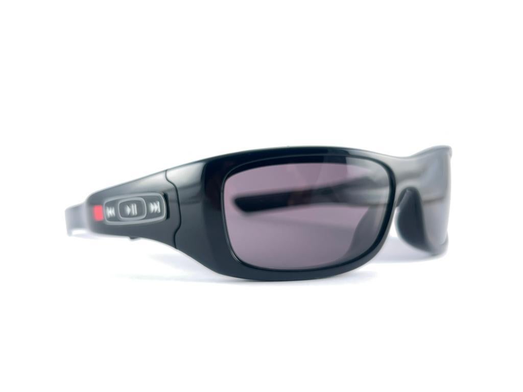 New Vintage Oakley Thump 512MB MP3 Polished Black Lense 2003 Sunglasses  For Sale 3