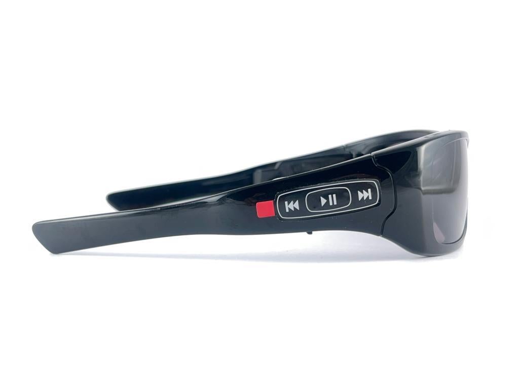 New Vintage Oakley Thump 512MB MP3 Polished Black Lense 2003 Sunglasses  For Sale 4